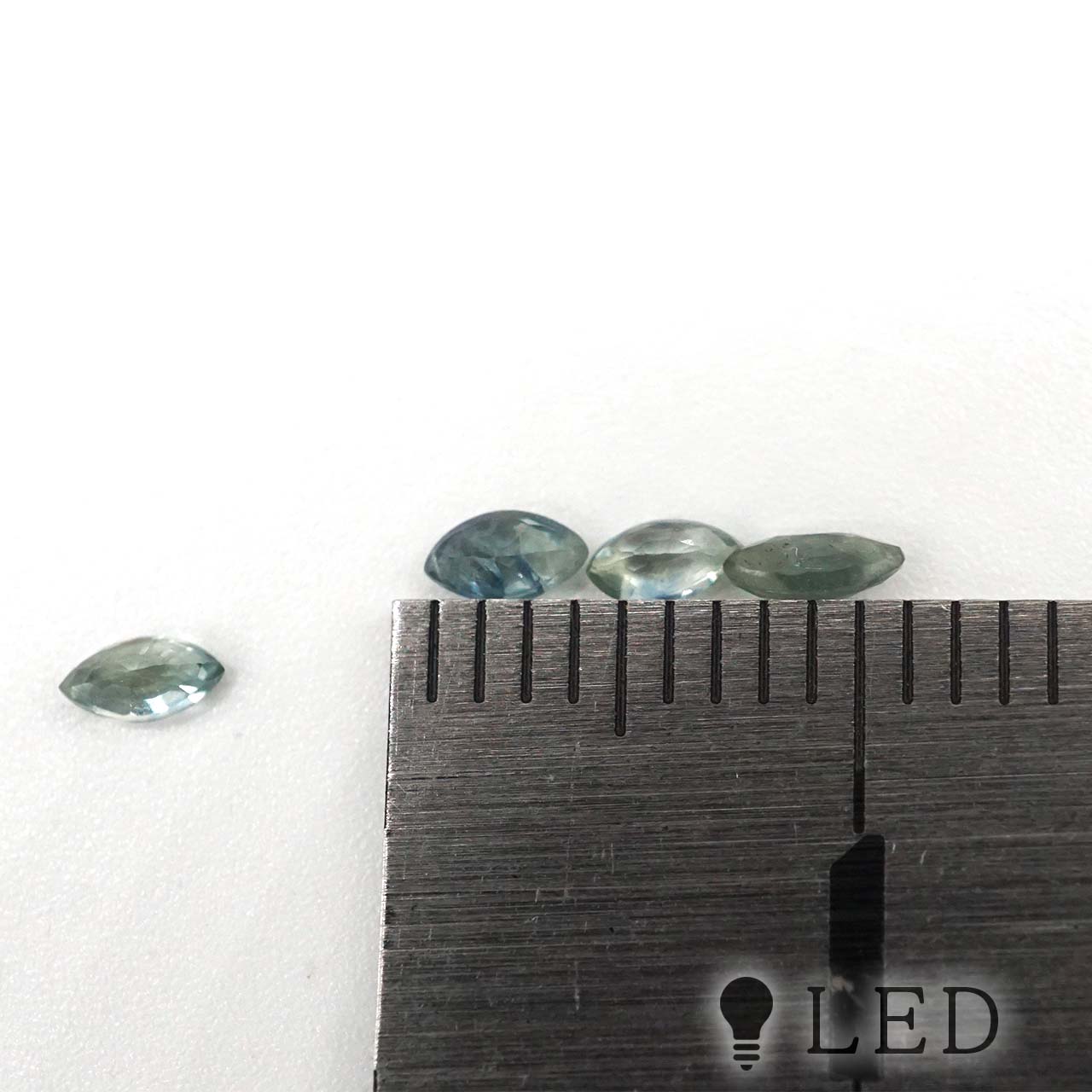 グリーンサファイア マーキスカット 約2.0×3.8 mm