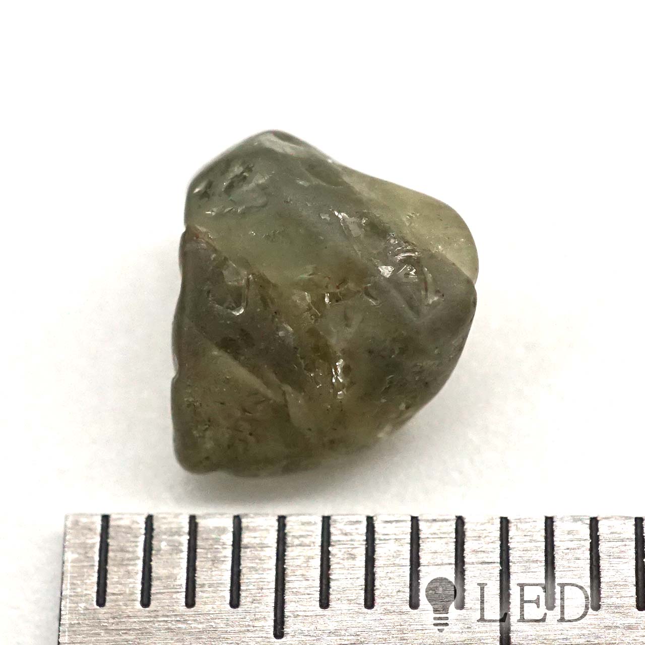 グリーンサファイア 原石 約8×7.6mm 2.53ct
