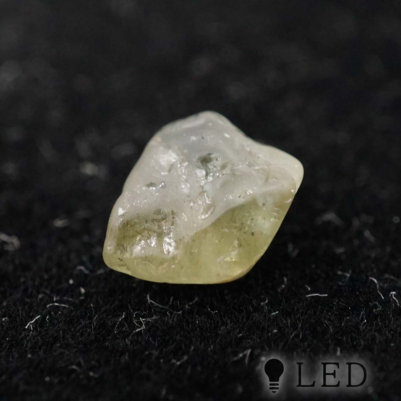 グリーンサファイア 原石 約8×7.6mm 2.53ct