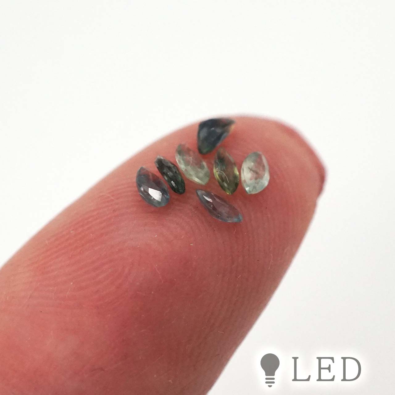 グリーンサファイア マーキスカット 約2.0×3.8 mm