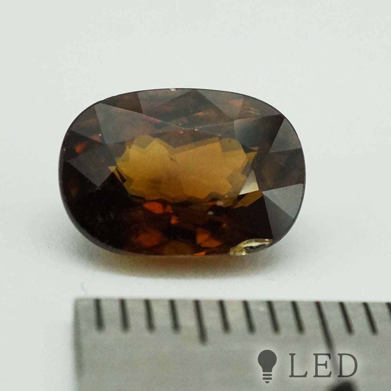 スフェーン オーバル 10.4×7.5 mm 3.33ct