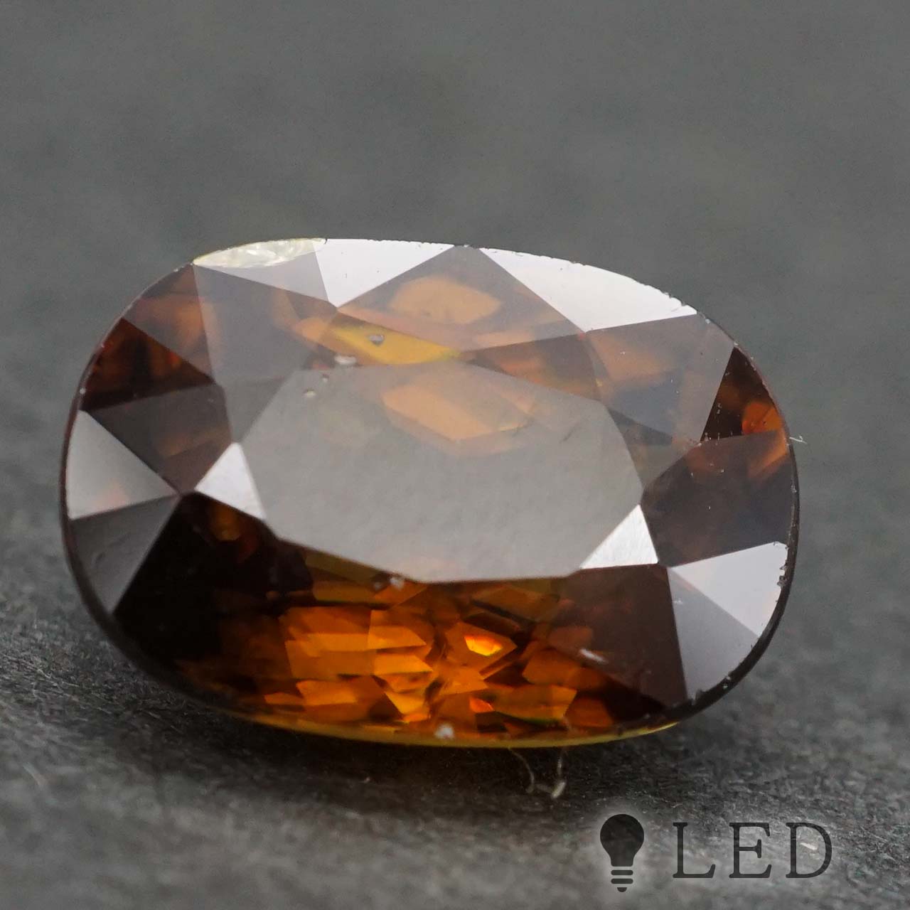 スフェーン オーバル 10.4×7.5 mm 3.33ct
