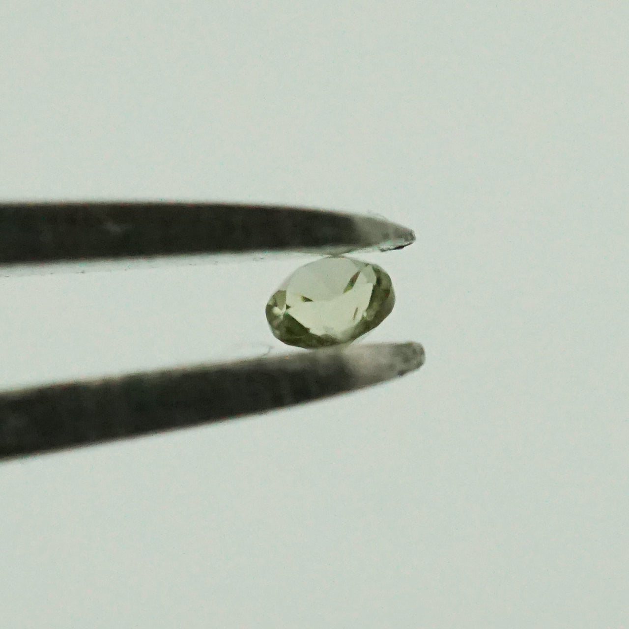 ペリドット ラウンド 1.8mm 0.02ct 9粒セット